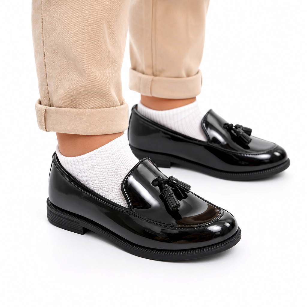 mocassins enfant noir verni brillant détail porté aux pieds