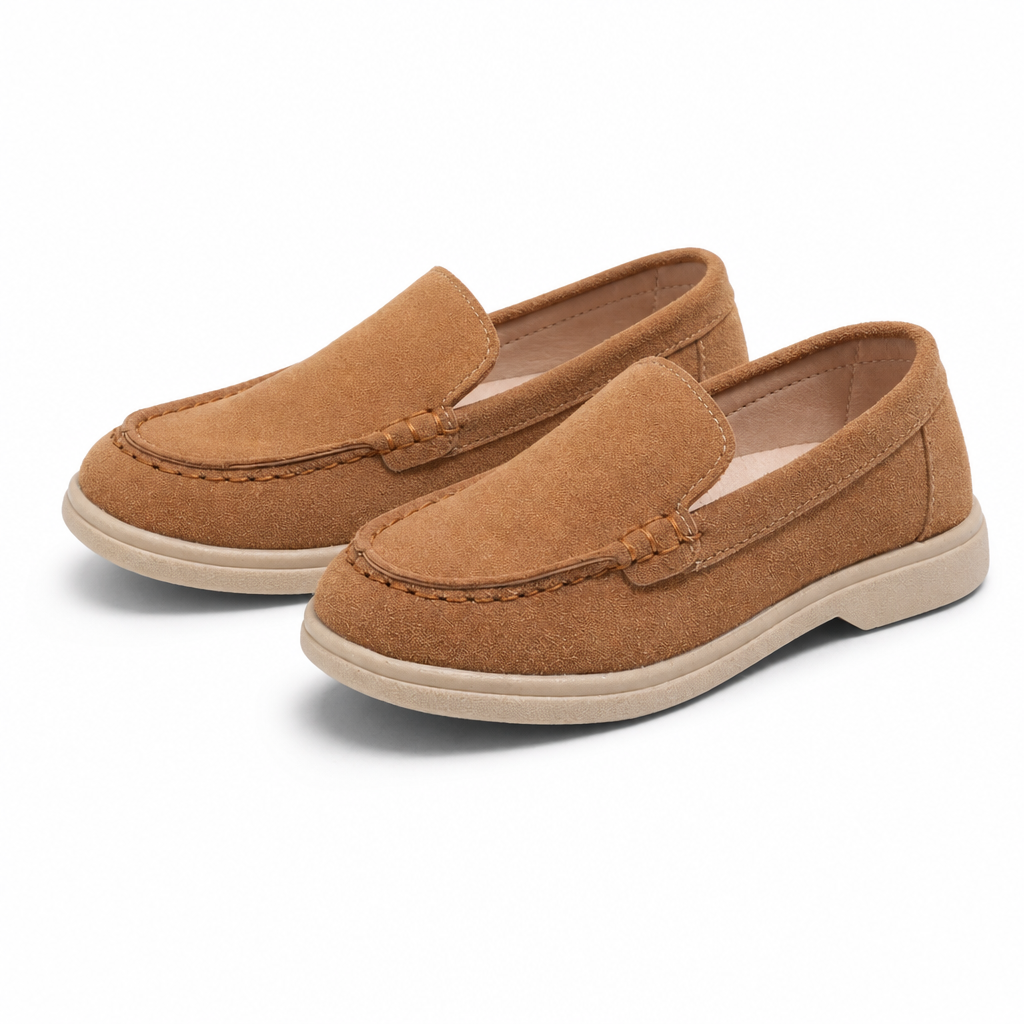 mocassins enfant marron à lacets à talon paire sur fond blanc