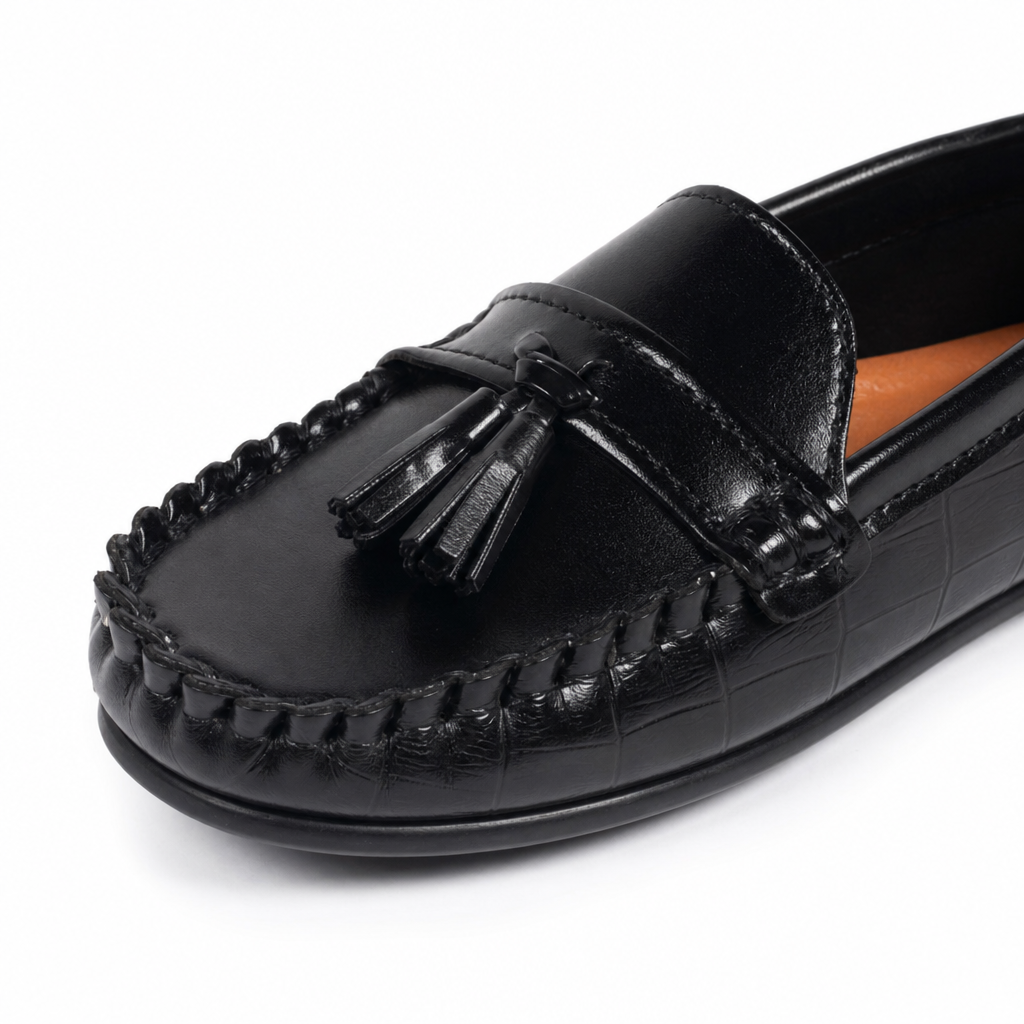 mocassins enfant noir gros plan détail