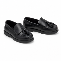mocassins enfant noir paire sur fond blanc