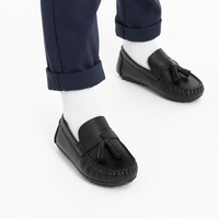 mocassins enfant noir détail porté aux pieds