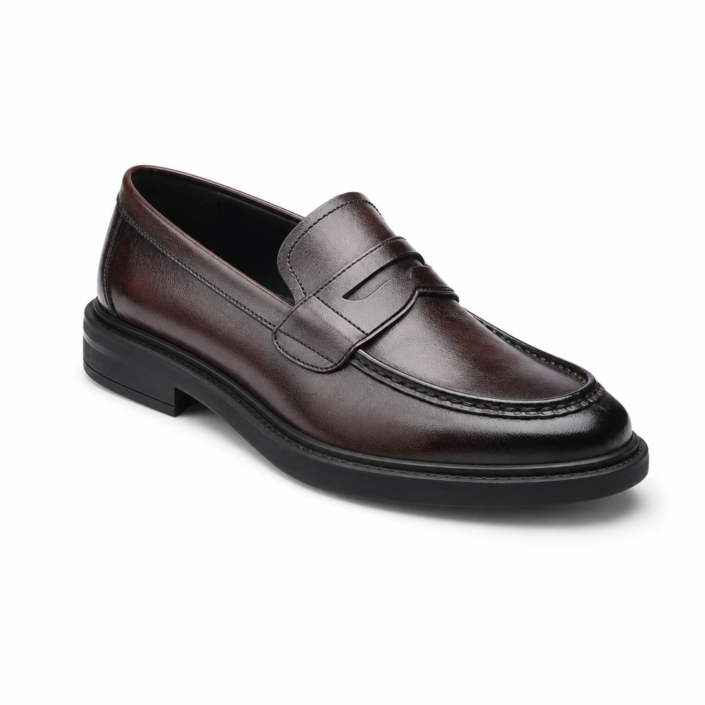 mocassins homme marron verni en cuir vue solo sur fond blanc