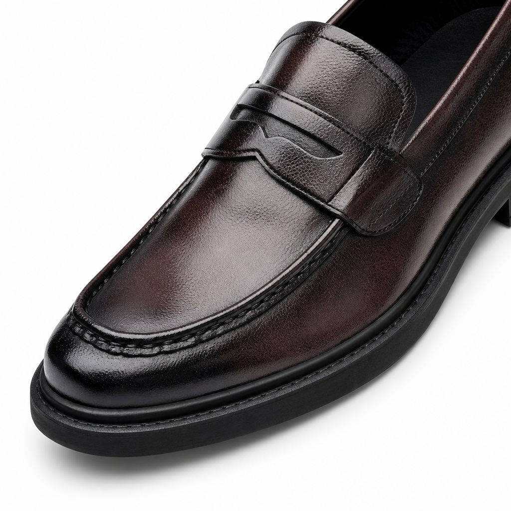 mocassins homme marron verni en cuir gros plan détail