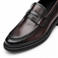 mocassins homme marron verni en cuir gros plan détail