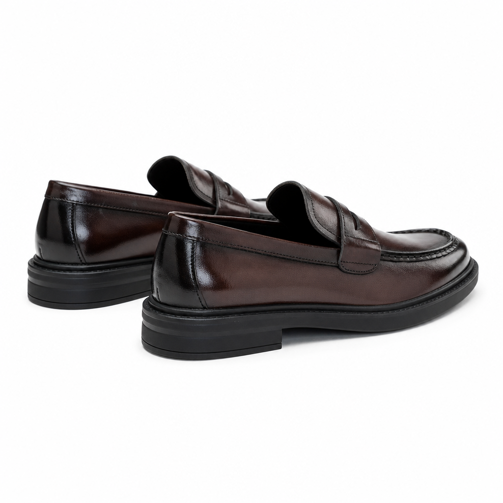 mocassins homme marron verni en cuir paire sur fond blanc