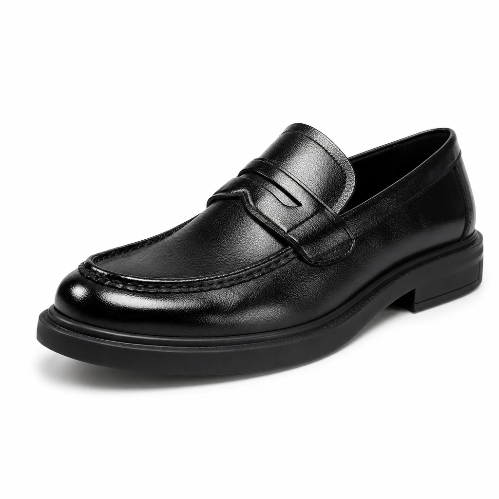 mocassins homme noir verni en cuir vue solo sur fond blanc
