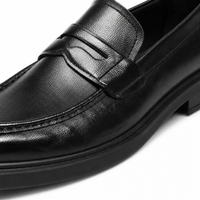 mocassins homme noir verni en cuir gros plan détail