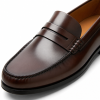 mocassins homme marron verni brillant gros plan détail
