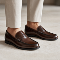 mocassins homme marron verni brillant détail porté aux pieds
