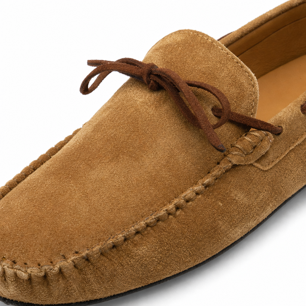 mocassins homme marron en daim en nubuck gros plan détail