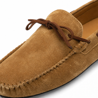 mocassins homme marron en daim en nubuck gros plan détail