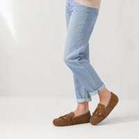 mocassins femme marron en daim à franges photo lifestyle portée