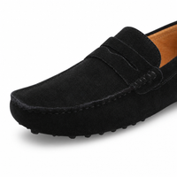 mocassins homme noir en daim gros plan détail