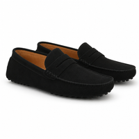 mocassins homme noir en daim paire sur fond blanc