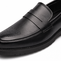 mocassins homme noir en cuir orthopédique gros plan détail