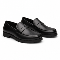 mocassins homme noir en cuir orthopédique paire sur fond blanc