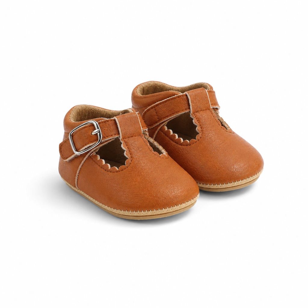mocassins bébé marron en cuir orthopédique paire sur fond blanc