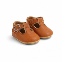 mocassins bébé marron en cuir orthopédique paire sur fond blanc