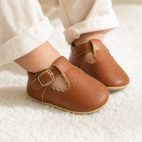 mocassins bébé marron en cuir orthopédique détail porté aux pieds