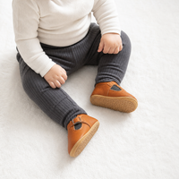 mocassins bébé marron en cuir orthopédique photo lifestyle portée