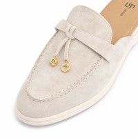 mocassins femme crème en daim ouvert gros plan détail