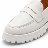 mocassins femme blanc en cuir plateforme gros plan détail