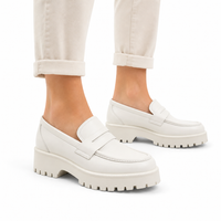 mocassins femme blanc en cuir plateforme détail porté aux pieds