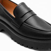 mocassins femme noir en cuir plateforme gros plan détail