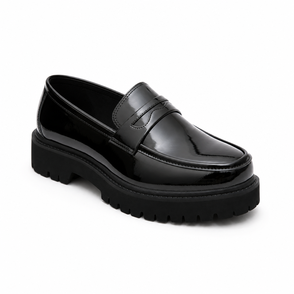 mocassins homme noir verni en cuir vue solo sur fond blanc