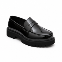 mocassins homme noir verni en cuir vue solo sur fond blanc