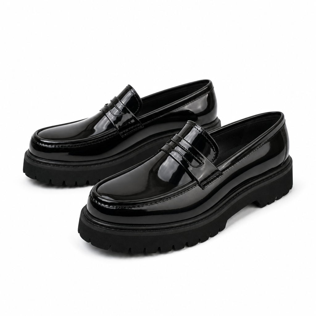 mocassins homme noir verni en cuir paire sur fond blanc