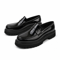mocassins homme noir verni en cuir paire sur fond blanc