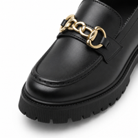 mocassins femme noir à chaînette à chaîne gros plan détail