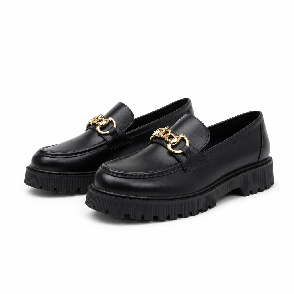 mocassins femme noir à chaînette à chaîne paire sur fond blanc