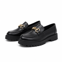 mocassins femme noir à chaînette à chaîne paire sur fond blanc