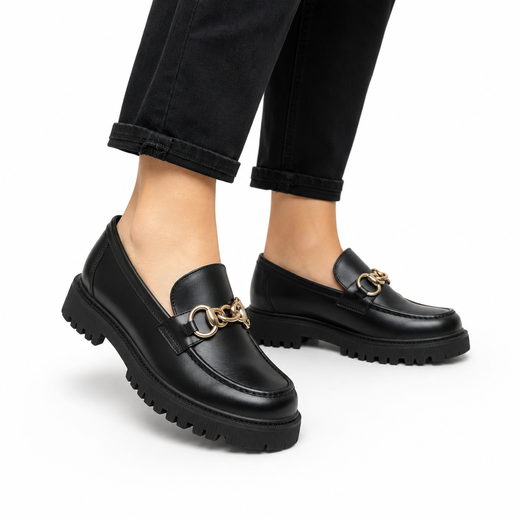 mocassins femme noir à chaînette à chaîne détail porté aux pieds