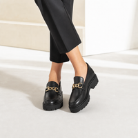 mocassins femme noir à chaînette à chaîne photo lifestyle portée