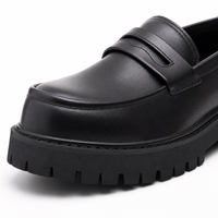 mocassins homme noir en cuir plateforme gros plan détail