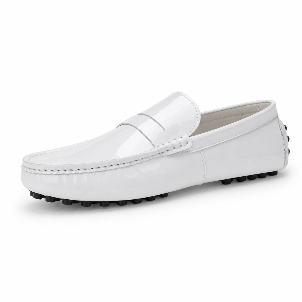 mocassins homme blanc verni en cuir vue solo sur fond blanc