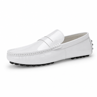 mocassins homme blanc verni en cuir vue solo sur fond blanc