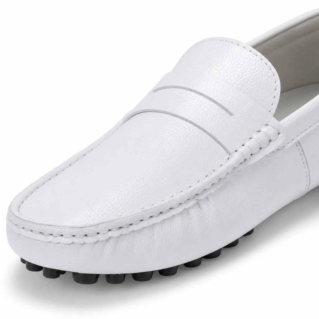 mocassins homme blanc verni en cuir gros plan détail