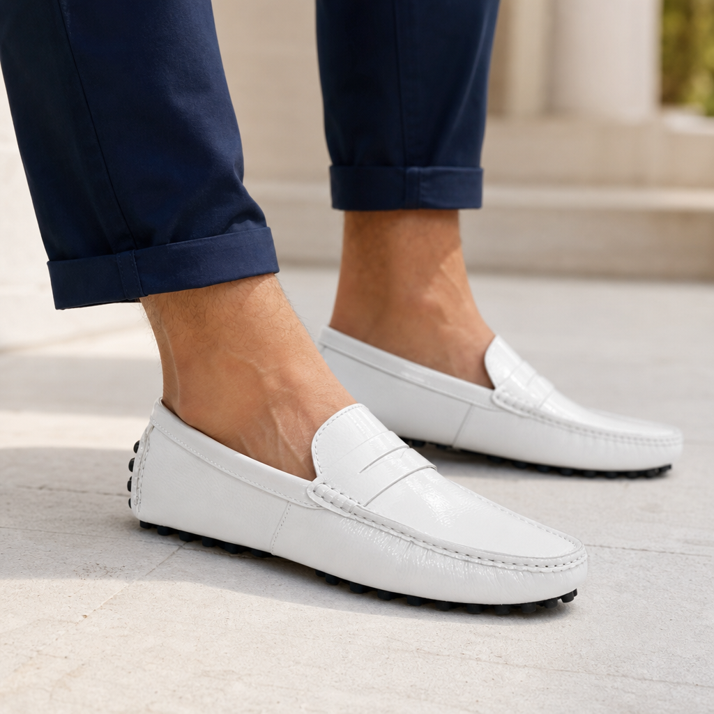 mocassins homme blanc verni en cuir détail porté aux pieds