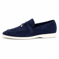 mocassins bleu marine en daim à glands vue de côté