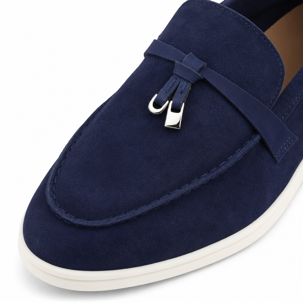 mocassins bleu marine en daim à glands gros plan détail