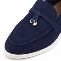 mocassins bleu marine en daim à glands gros plan détail