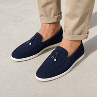 mocassins bleu marine en daim à glands détail porté aux pieds