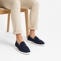 mocassins bleu marine en daim à glands photo lifestyle portée