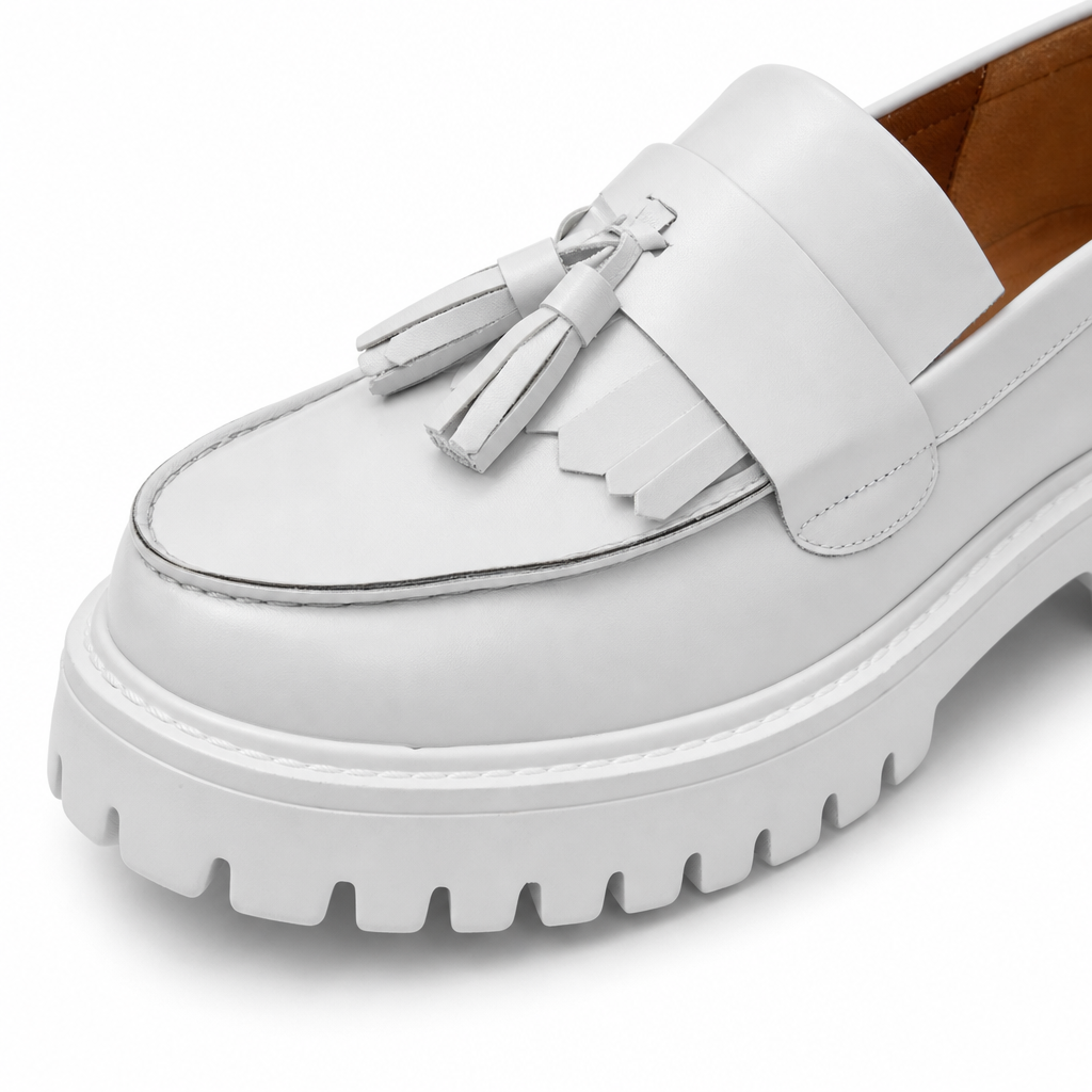mocassins homme blanc en cuir compensé gros plan détail