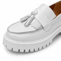 mocassins homme blanc en cuir compensé gros plan détail