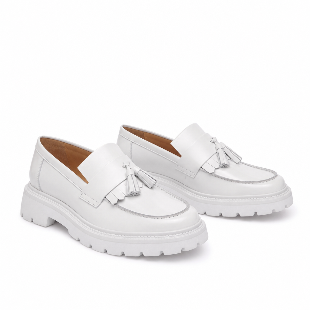 mocassins homme blanc en cuir compensé paire sur fond blanc
